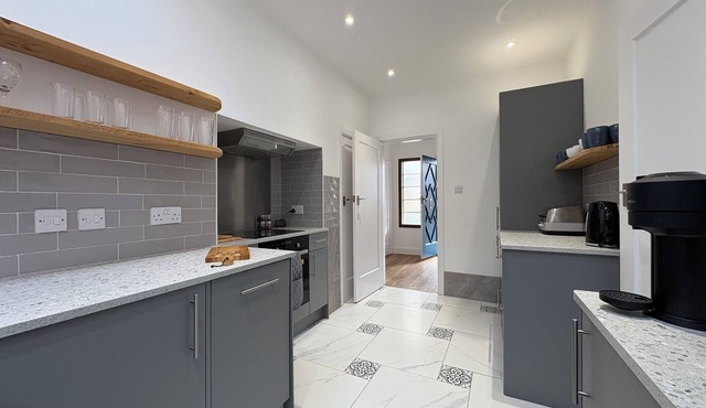 Newly renovated-Parking-Pet-friendly-Walkable to the Castle, Cathedral & shops