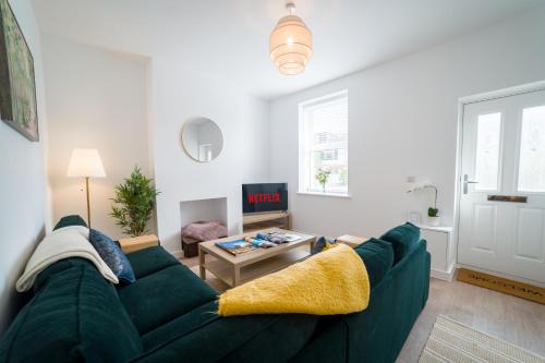 Newly Renovated Spacious Home with Free Parking
