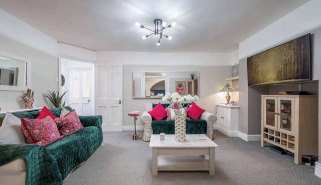 Niru Experience Chelsea Oasis with Courtyard