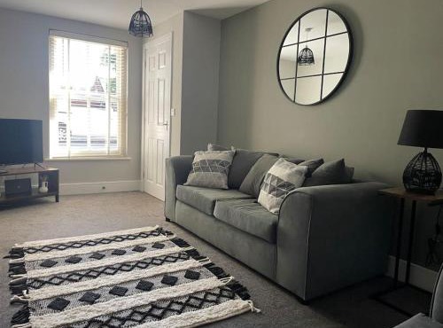 Oak House by ShortStays4U A Modern 3Bedroom Townhouse with free parking in town centre!