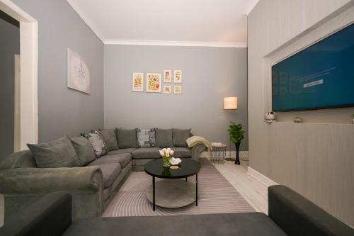 Oakmont Living 2BR flat