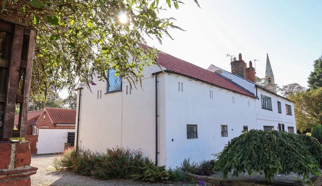 OLD ROOST FARMHOUSE, family friendly, with a garden in York