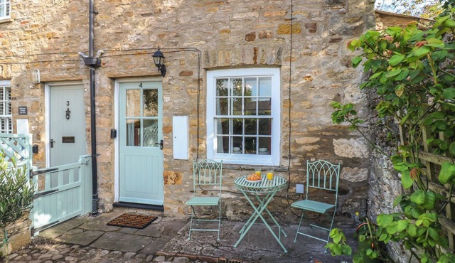 OLIVE COTTAGE, romantic, character holiday cottage in Richmond