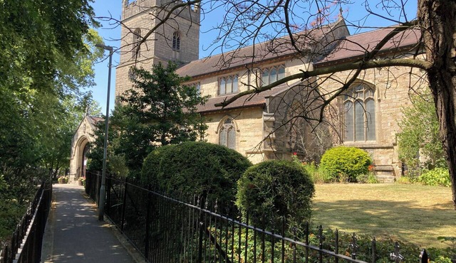 One Bed Apartment in Leafy Affluent Village close to M1 J30