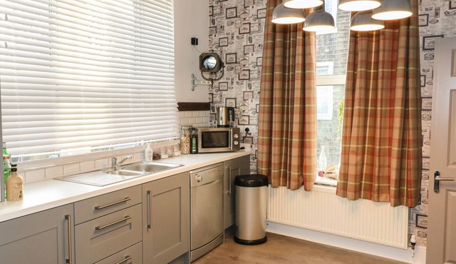 ONE EIGHT THREE GUEST COTTAGE, family friendly in Holywell Green