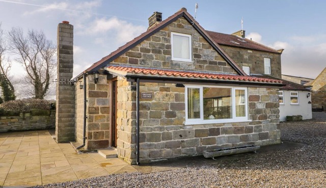 ORCHARD COTTAGE, WiFi, in Robin Hood's Bay