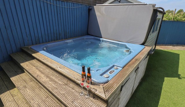 OVERCARR COTTAGE, pet friendly, with hot tub in Pickering
