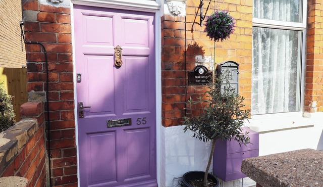 PANKHURST COTTAGE, pet friendly, with a garden in Louth