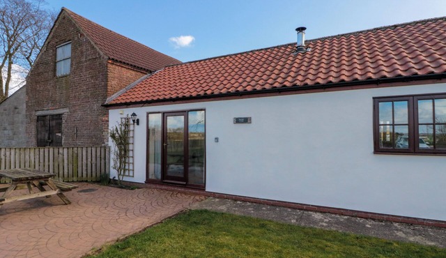 PARTRIDGE COTTAGE, pet friendly, character holiday cottage in Filey