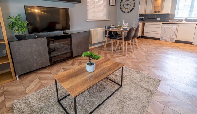 Pass the Keys | Centrally located 2 Bedroom Apartment with Parking