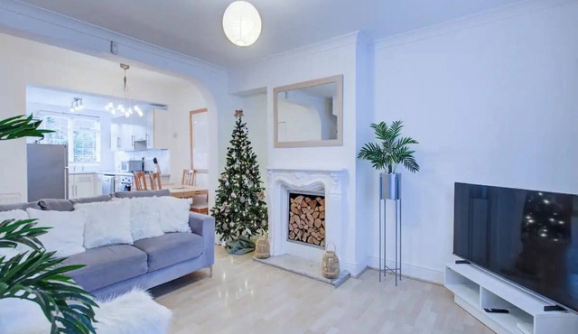 Pass the Keys | Charming 2 Bedroom House Good Transport and Parking