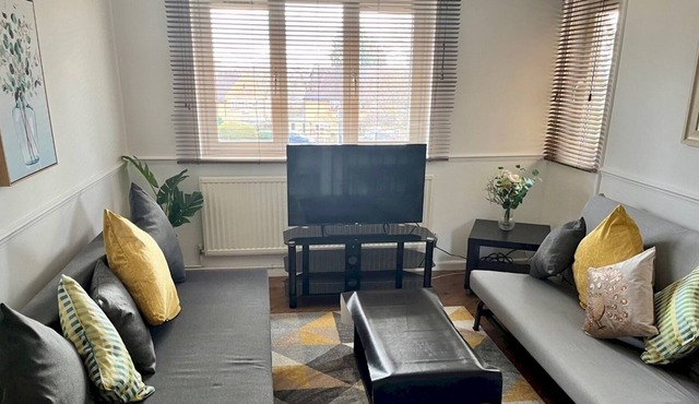 Pass the Keys | Cosy, Stylish 1 bed Flat in Harpenden with Parking