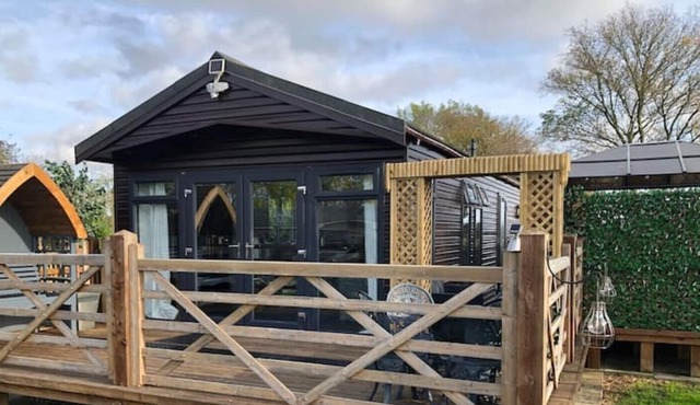 Peaceful 2-Bedroom Holiday Lodge With Hot Tub