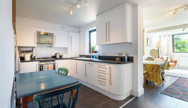 Peaceful 2BDR Escape Near Primrose Hill