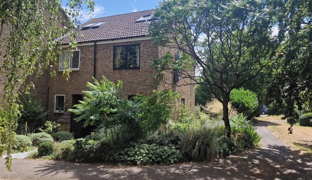 Peaceful double room with en-suite shower, close to Cambridge and Duxford