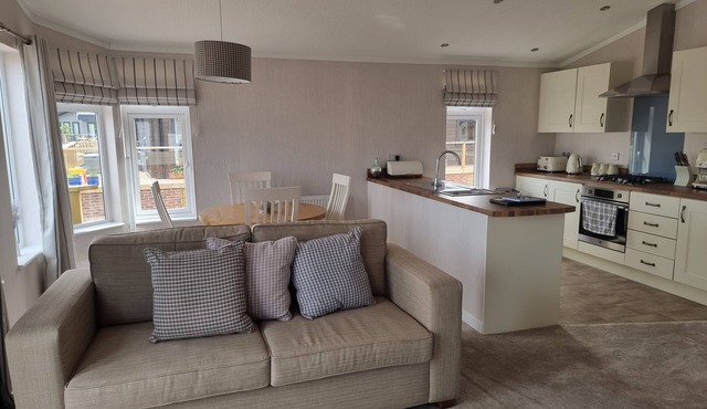 Pet Friendly 2-bed Luxury Lodge in Routh w/Hottub