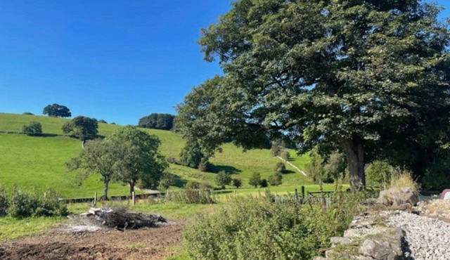 Pinster : in the Peak District. Close to walking trails.