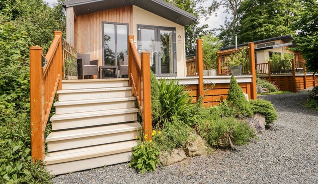 PIPPIN LODGE, pet friendly, luxury holiday cottage in Cartmel