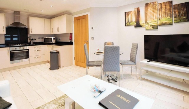 Premier Central Apartment w Balcony & Paid Parking