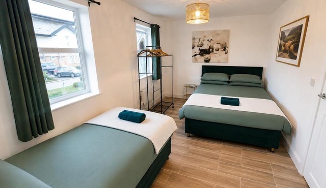 Premium Space for 12 - 4BR, Netflix, Driveway - Thornes park, Station, & M1 Nearby