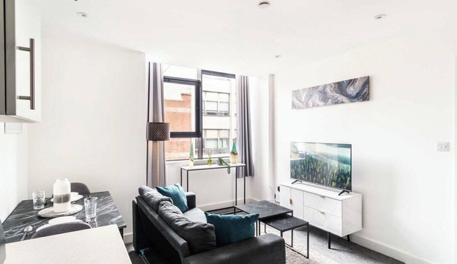 Preston PR1 Flat | 15% Off 7+Nights | Free Parking