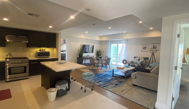 Private Cozy Spacious Condo Unit with Gym— Walk distance to market in Los Angeles