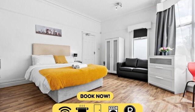 Private Ensuite Room in Shared Home with Kitchenette & Street Parking