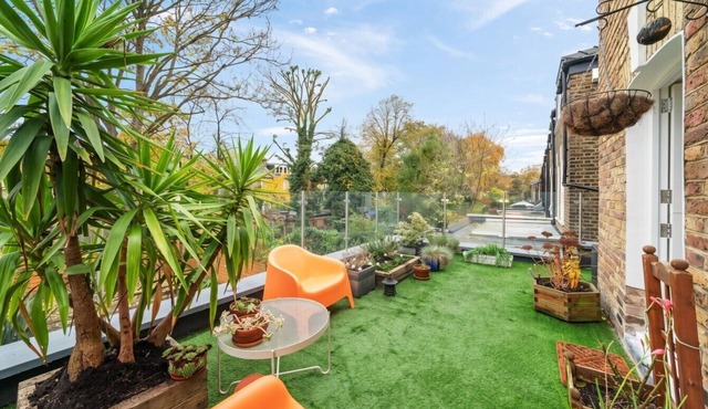 Private Roof Terrace · 1-Bed Victorian Flat · 2 Min Walk to Clapton Overground