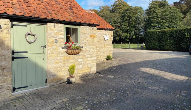 PUDDLEDUCK COTTAGE, family friendly in Thornton-Le-Dale