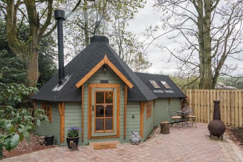 Punch Tree Cabins Outdoor Bath & Wood Burner