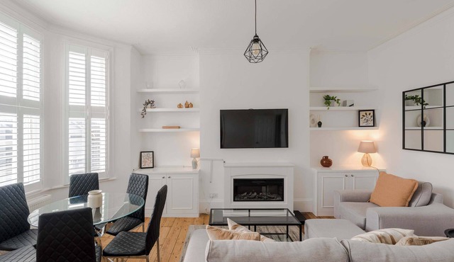 Queen's Park 2-Bed Apartment · Sleeps 4