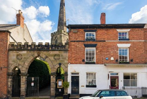 Quirky Village Centre Apartment Above a Cocktail Bar, Castle Donington