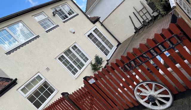 Rain Hill Cottage - Sleeps 4 Parking & Pets Ok