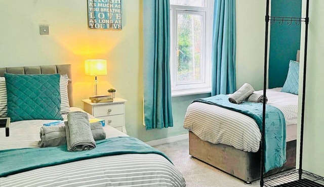 Relaxing 4BR home all ensuite sleeps 8 in Preston