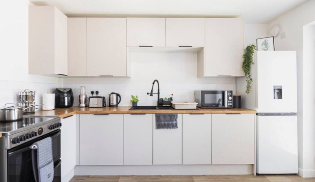 Relaxing Home, Sleeps 4, Perfect for Long Term