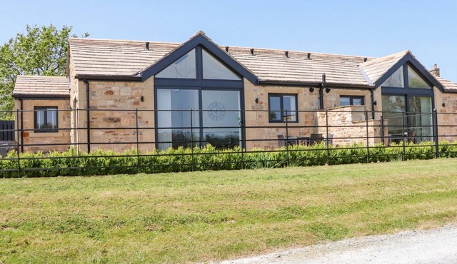 RIBBLE VIEW, pet friendly, with hot tub in Chatburn