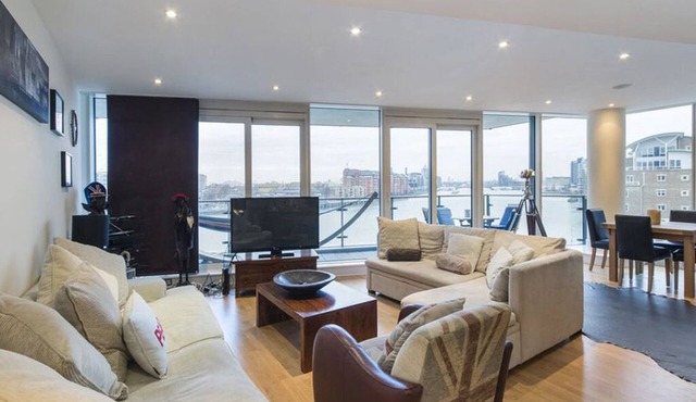 Riverside 3 bedroom modern Apartment with Terrace & stunning views