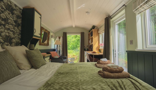 Romantic Shepherd's Hut with Wood-Fired Hot Tub