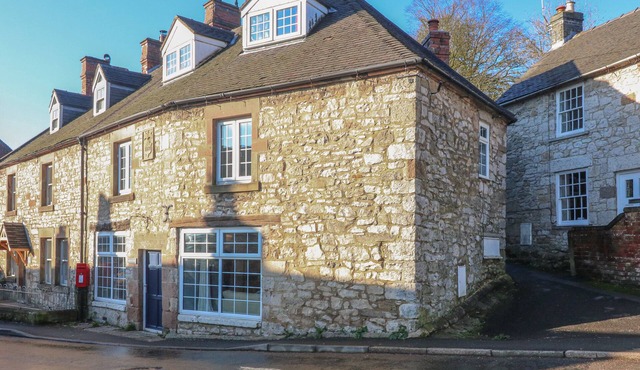 ROYAL OAK, family friendly, character holiday cottage in Ashbourne