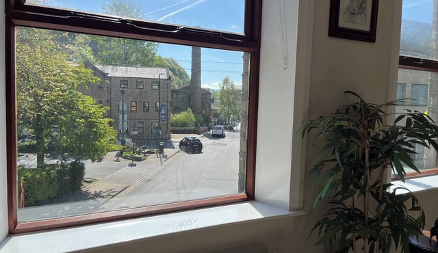 Royd Villas,Spacious &Quiet,Log Burner,Patio & TV bed in Centre of Hebden Bridge