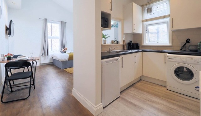 S1 Studio in Central Kilburn In London With Kitchen And Self Contained