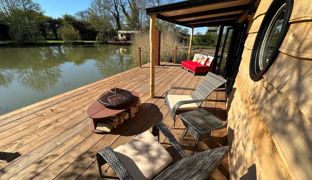 Scranton Lodge - Luxury fishing pod in Lincolnshire Wolds @Woodlands Fisheries