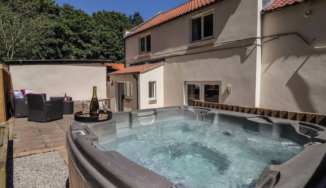 SEA VIEW, pet friendly, with hot tub in Scarborough