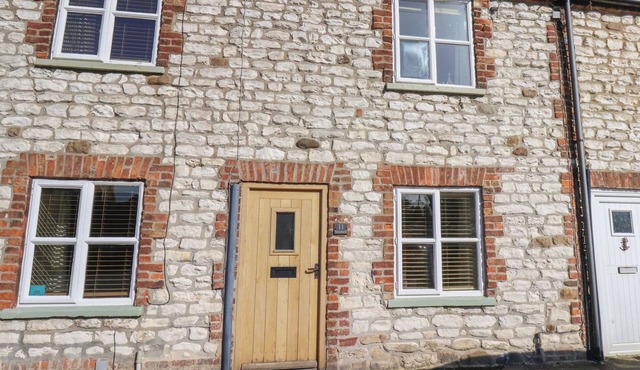 SEASHELL COTTAGE, pet friendly, with a garden in Flamborough