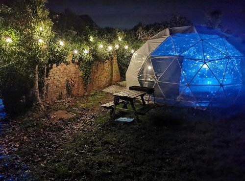 Secret Heated Dome, Hot Tub,Firepit Projector in Lincoln