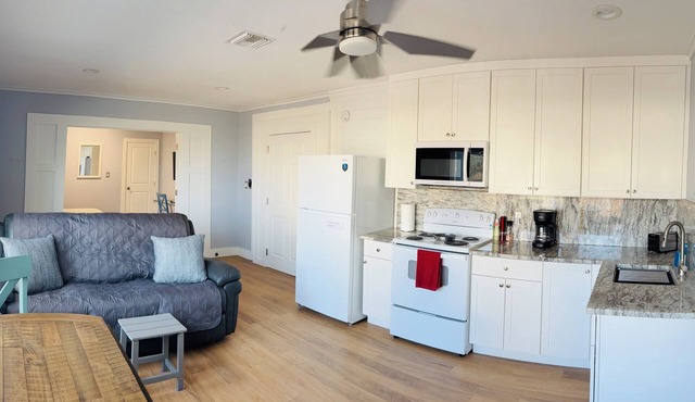 Serene 1-bedroom Cottage with Beach Access! "Where The Coast is Calling!" in St. Pete Beach