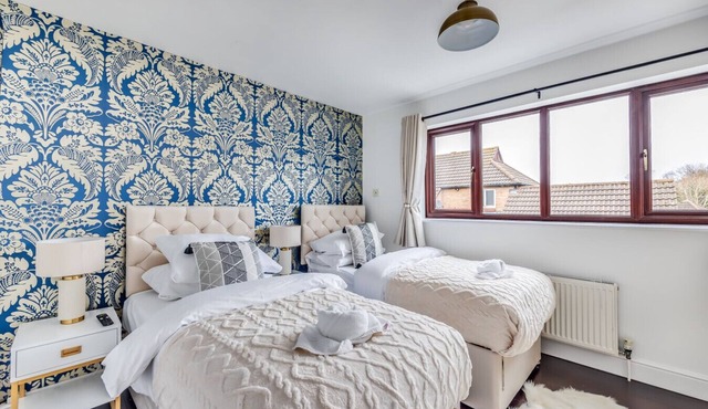 Shenley House Close to City Centre Driveway Parking Workspace Smart TVs Yoko Property