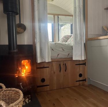 Shepherds hut, Eco, Log burner Hot tub NY moors in Hackness