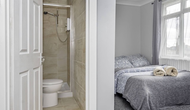 Shirley House 2 Guest House Self Catering by Southampton General Hospital