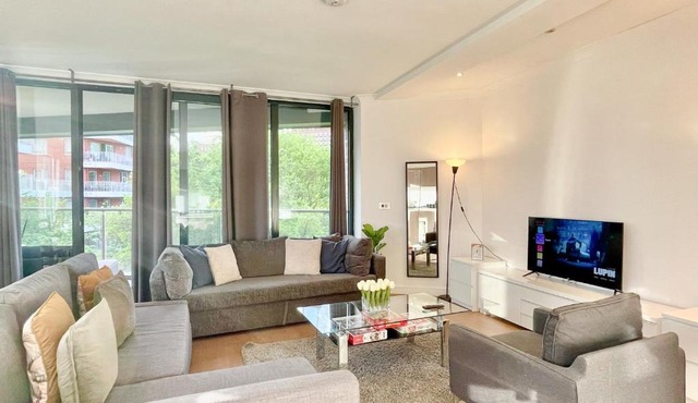 Sleek 3-bedroom AC flat with Balcony, Lift access, FREE WiFi in Southwark, Borough near The Shard by Staylio London